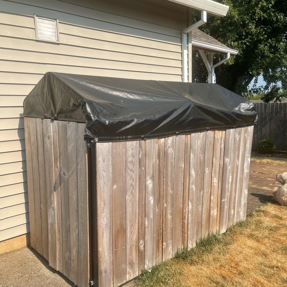 4x8x6 dog kennel enclosed on three sides to protect from wet weather! - Picture 1 of 4